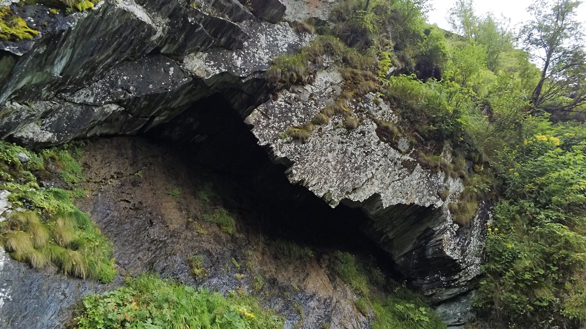 Nahaufnahme der H&ouml;hle gegen&uuml;ber der H&uuml;tte.