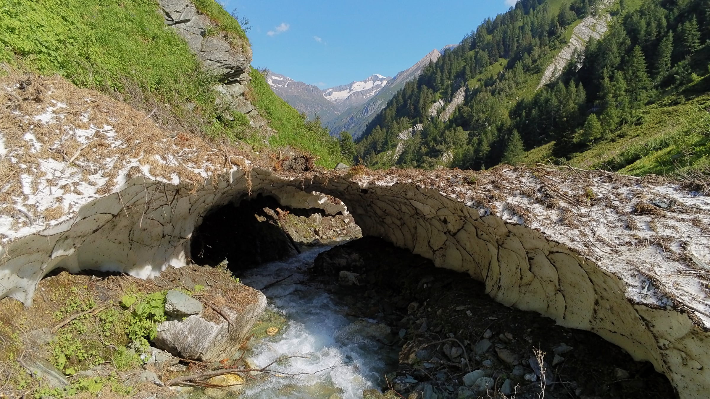 Lawinenrest mit Tunnelblick auf den Venediger